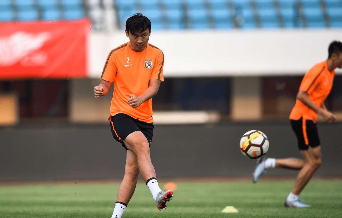 体育游戏-美国队前途光明！，Rookie新星反败为胜表现突出观众掌声雷动-体育游戏